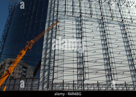 Baustelle mit Kränen auf Himmelshintergrund Stockfoto