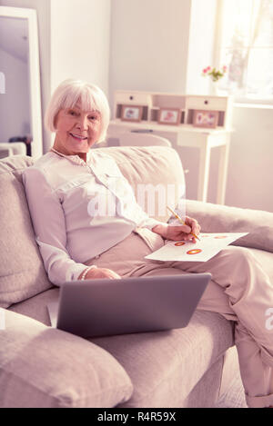 Ordentlich lady Neuzeichnen helles Bild vom Laptop Stockfoto
