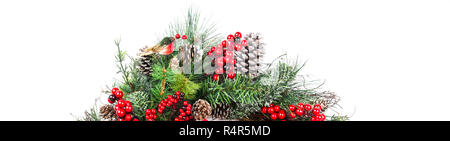 Weihnachten Kranz aus naturalistischen Suchen Kiefer Zweigen geschmückt mit Winter Beeren und Tannenzapfen Stockfoto