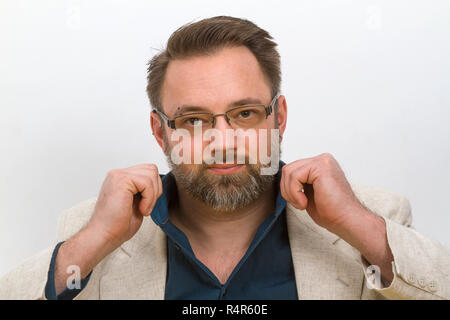 Der Mensch richtet seine Hemdkragen Stockfoto