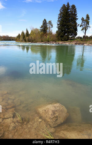 Der Lech ist ein grün-türkis Fluss in Bayern Stockfoto