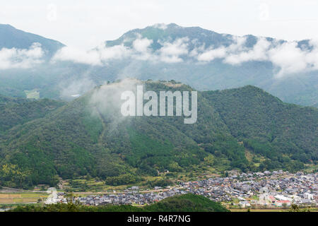 Japanische Takeda Burg auf dem Berg Stockfoto