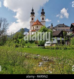 Blick auf die Kirche von aschau und die Prien, priental, chiemgau, Oberbayern, Süddeutschland Stockfoto