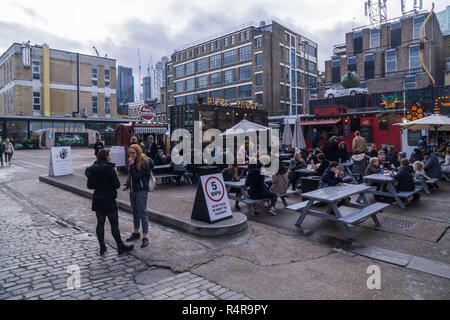 Wochenende Markt und Food Trucks im Truman Brauerei Parkplatz neben Brick Lane, London Stockfoto