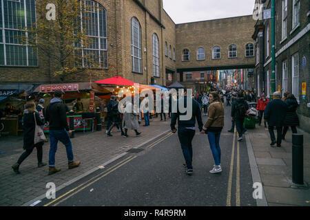 Brick Lane, East London bei Besetzt kalten Wochenende Nachmittag Stockfoto