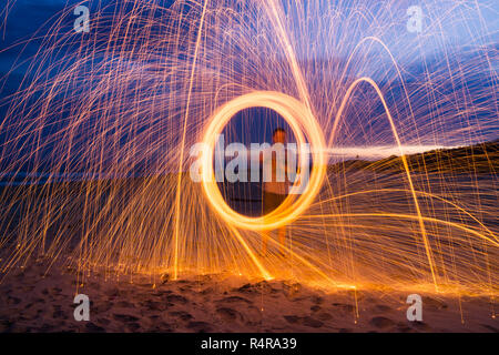 Stahl Wolle spinnen eine attraktive Muster zu machen Stockfoto