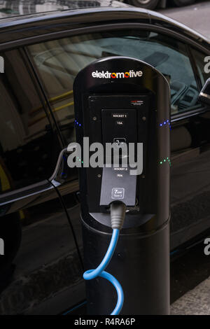 Elektrische Autos auf der Straße in London. Stockfoto