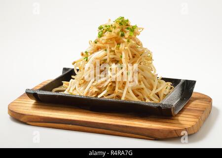 Schwarze Platte mit weißen Sprossen auf Holzbrett Stockfoto