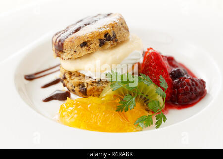 Cremige Brot mit orange-Erdbeer-Marmelade Stockfoto