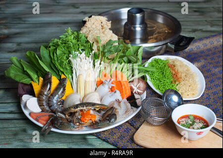 Spezielle Meeresfrüchte Hot Pot mit Garnelen, Krabben, Gemüse, Muscheln ein Stockfoto