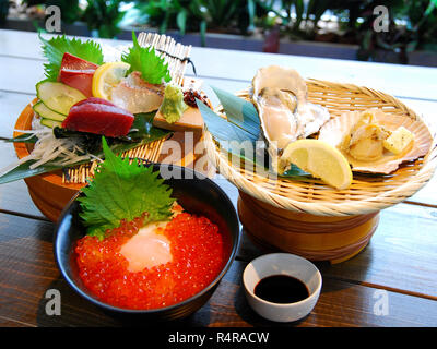 Essen Sushi mit Thunfisch, Austern, Ei roter Fisch und Muscheln Stockfoto