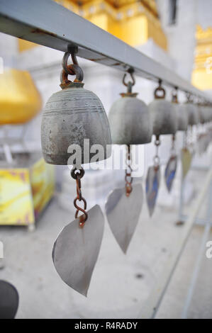 Glocken der Reinkarnation oder Samsara in einer Pagode in Thailand Stockfoto