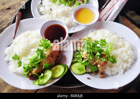 Vietnamesische gebrochen Reis oder com Tam mit gebratene Hähnchenschenkel, Schweinefleisch und Kräutern Stockfoto