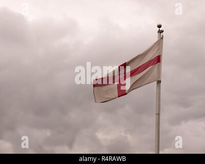 England Flagge wiegen sich im Wind gefaltet Stockfoto