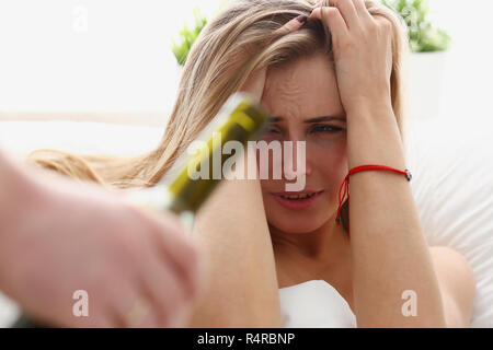 Schöne junge blonde Frau Aufenthalt in Stockfoto