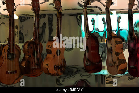 Eine Gruppe von hängenden Gitarren Stockfoto