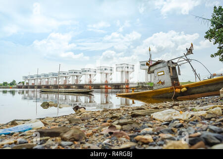 Uthokwipat Prasit floodgate in Pak Phanang, Nakhon Si Thammarat, Thailand. Stockfoto