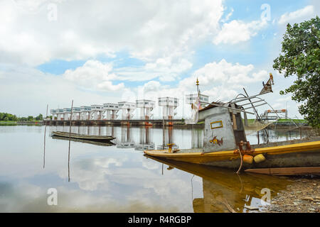 Uthokwipat Prasit floodgate in Pak Phanang, Nakhon Si Thammarat, Thailand. Stockfoto