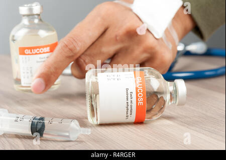 Closeup Durchstechflasche mit Glukose für paranteral Ernährung und für die Hypoglykämie. Stockfoto