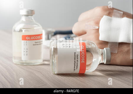 Closeup Durchstechflasche mit Glukose für paranteral Ernährung und für die Hypoglykämie. Stockfoto