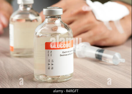 Closeup Durchstechflasche mit Glukose für paranteral Ernährung und für die Hypoglykämie. Stockfoto