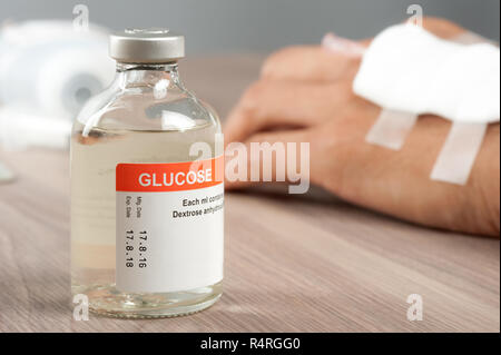 Closeup Durchstechflasche mit Glukose für paranteral Ernährung und für die Hypoglykämie. Stockfoto