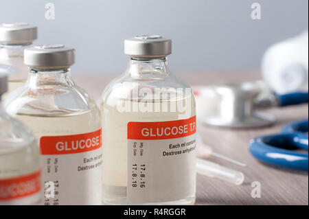 Closeup Durchstechflasche mit Glukose für paranteral Ernährung und für die Hypoglykämie. Stockfoto