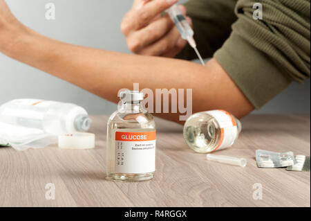 Closeup Durchstechflasche mit Glukose für paranteral Ernährung und für die Hypoglykämie. Stockfoto