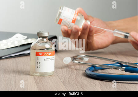 Closeup Durchstechflasche mit Glukose für paranteral Ernährung und für die Hypoglykämie. Stockfoto