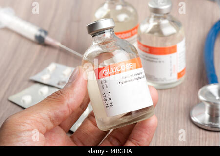 Closeup Durchstechflasche mit Glukose für paranteral Ernährung und für die Hypoglykämie. Stockfoto