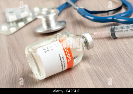 Closeup Durchstechflasche mit Glukose für paranteral Ernährung und für die Hypoglykämie. Stockfoto