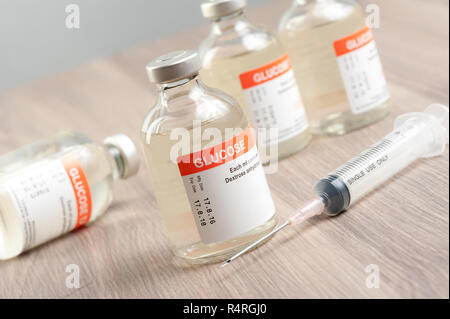 Closeup Durchstechflasche mit Glukose für paranteral Ernährung und für die Hypoglykämie. Stockfoto