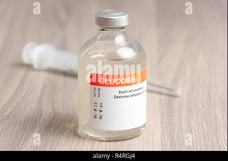 Closeup Durchstechflasche mit Glukose für paranteral Ernährung und für die Hypoglykämie. Stockfoto