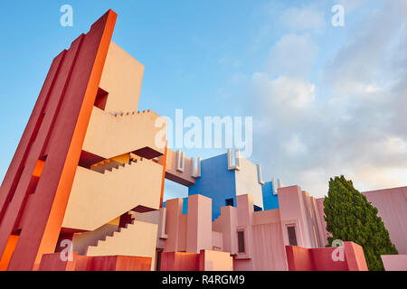 Geometrische Bauweise. Die rote Wand, La Manzanera. Calpe, Spanien Stockfoto