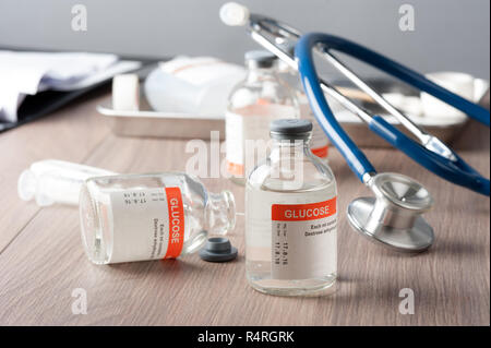 Closeup Durchstechflasche mit Glukose für paranteral Ernährung und für die Hypoglykämie. Stockfoto