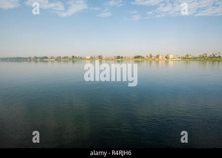 Blick über den großen breiten Fluss Nil in Ägypten durch ländliche Landschaft Landschaft Stockfoto