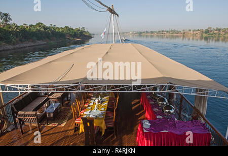Blick über den großen breiten Fluss Nil in Ägypten durch ländliche Landschaft Landschaft von Luxury Cruise Boot zum Ufer Stockfoto