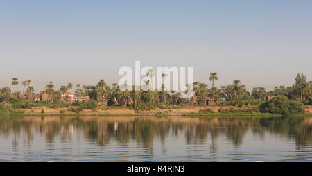 Blick über den großen breiten Fluss Nil in Ägypten durch ländliche Landschaft Landschaft riverbank Stockfoto