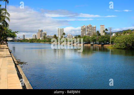 Ala Wai Canal, Waikiki, Hawaii. Lange Menschen Wasser Kurs entlang der Länge des Waikiki, landeinwärts von den Ozean. Stockfoto