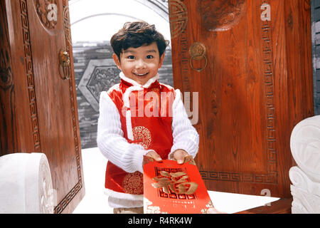 Schöne junge mit einer roten Umschlag Stockfoto