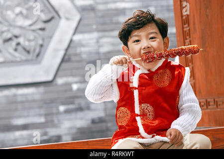 Schöne junge ate mit Zucker überzogen Berry Stockfoto