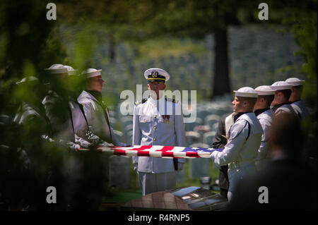 Ein US-Marine Ehrengarde führt eine militärische Beerdigung auf dem Arlington National Cemetery in Arlington, VA. Stockfoto