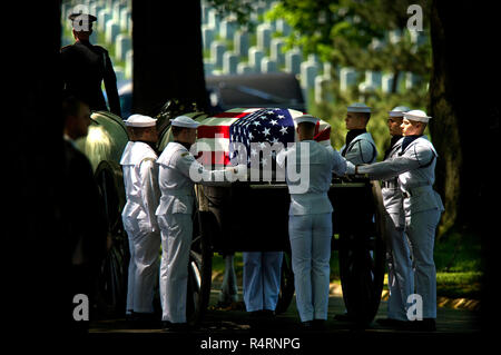 Ein US-Marine Ehrengarde führt eine militärische Beerdigung auf dem Arlington National Cemetery in Arlington, VA. Stockfoto