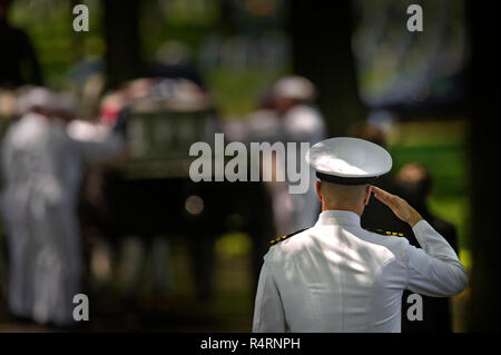 Ein US-Marine Ehrengarde führt eine militärische Beerdigung auf dem Arlington National Cemetery in Arlington, VA. Stockfoto