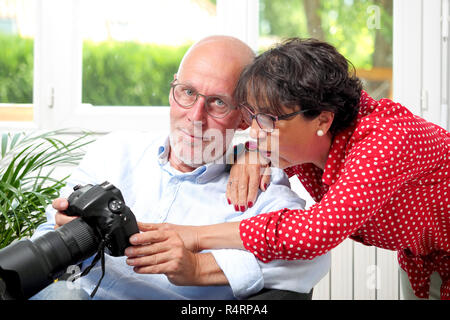 Senior Paar an der Bilder auf dem Kameradisplay suchen Stockfoto