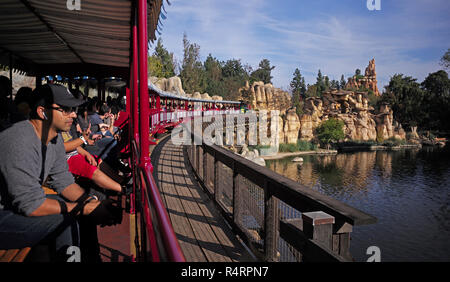 Disneyland Railroad fährt Frontierland in der Nähe von Big Thunder Mountain fahren. Stockfoto