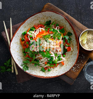 Vegetarische Thai Nudeln auf dunklem Stein Hintergrund der Ansicht von oben Stockfoto