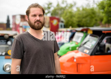 Junge Bartgeier touristische Mann in Urlaub in Ayutthaya, Thailand Stockfoto