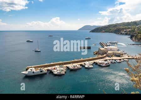 Luftaufnahme von Marina Corta entfernt im Hafen von Lipari, Äolische Inseln, Italien Stockfoto