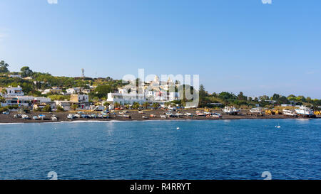 Boote am schwarzen Strand die Insel Stromboli, Äolische Inseln, Italien Stockfoto